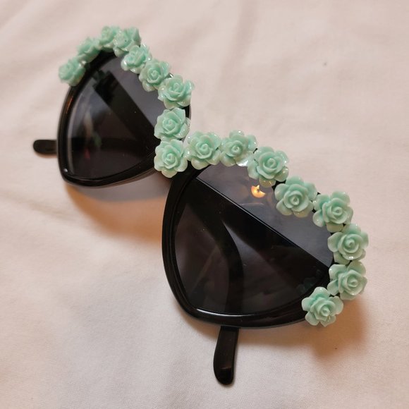 Blue and Black Flower Heart Shaped Fashion Sunglasses - Picture 1 of 1